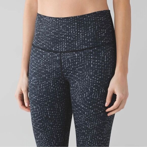 Lululemon True Self Crop II in Samba Snake Battleship Black - Picture 3 of 9